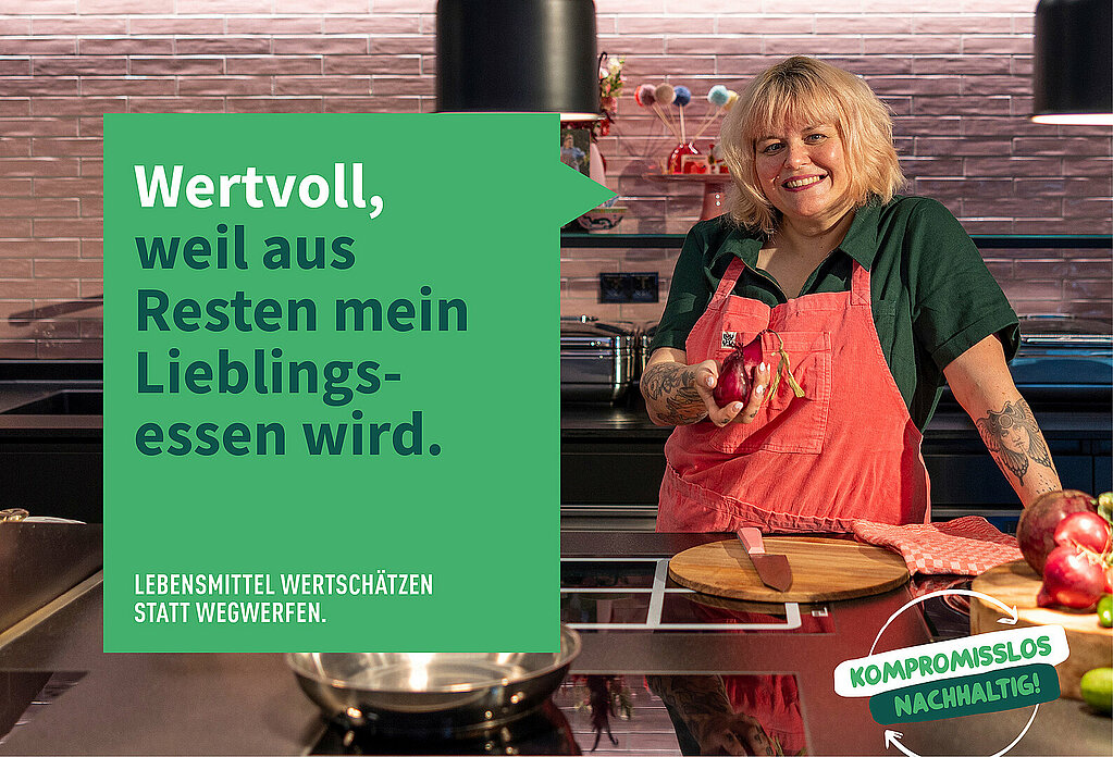 Motiv zur Kampagne "Lebensmittel wertschätzen statt wegwerfen". Es ist eine Köchin zusehen, die sagt: "Wertvoll, weil aus Resten mein Lieblingsessen wird."