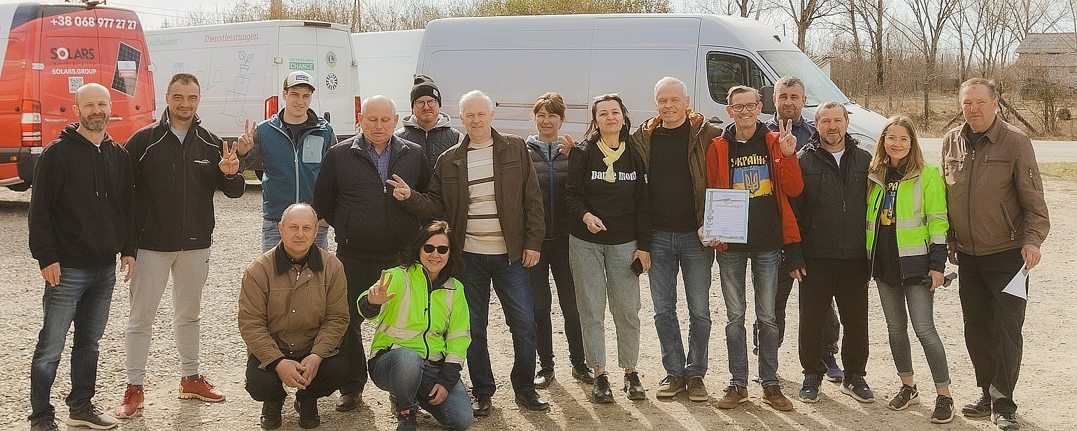 Freiwillige Helfer und Mitarbeiter des ZAK begleiten den Transport der Hilfsgüter