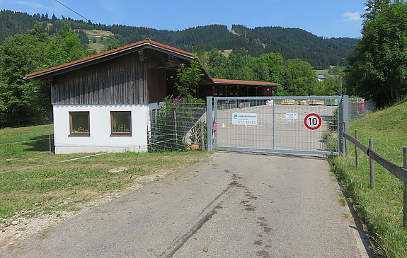 Einfahrt zum Wertstoffhof in Weitnau