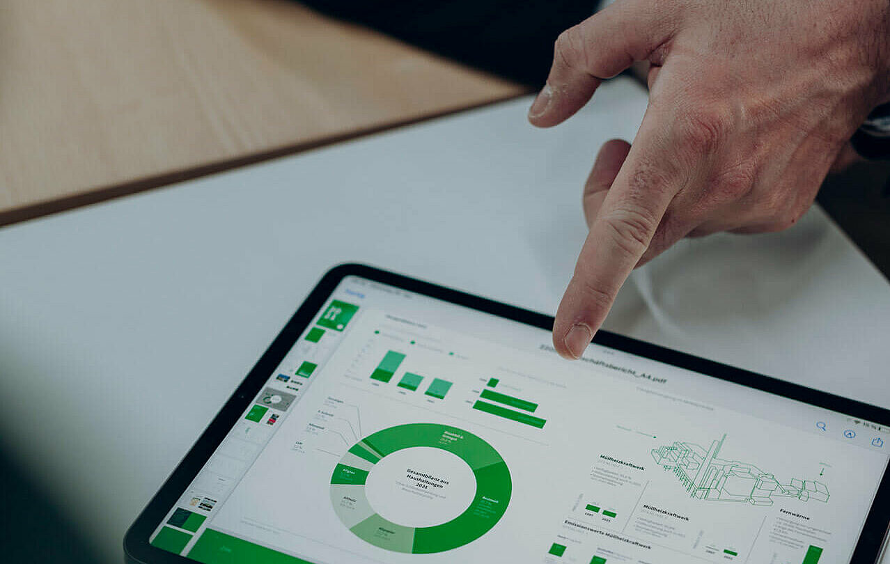 Zwei ZAK Mitarbeiter besprechen Inhalte auf einem Tablet