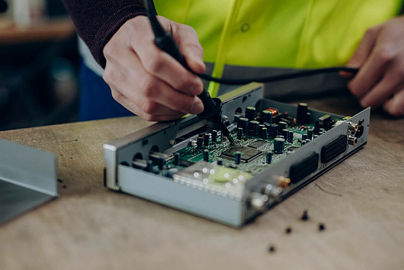 Ein technisches Gerät wird in einem Repair Café repariert repariert