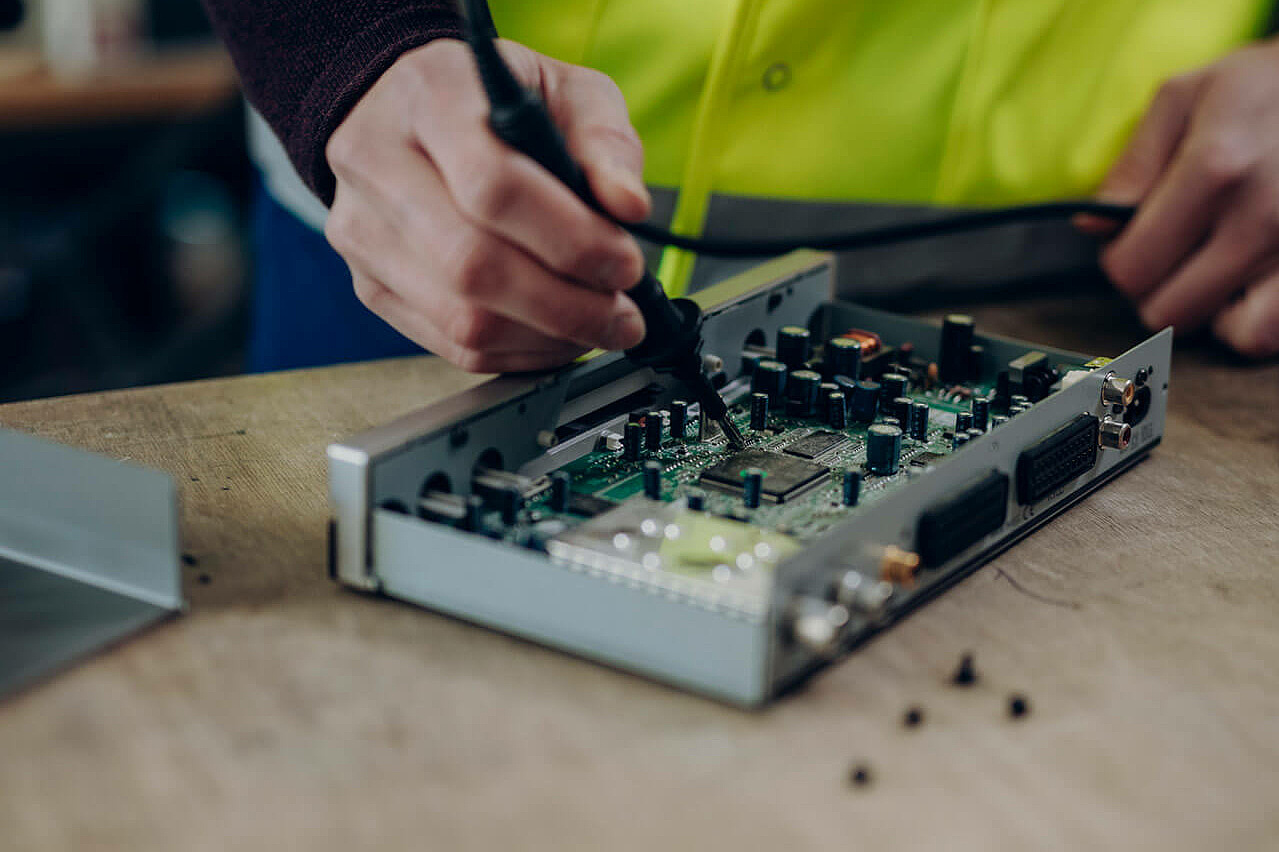 Ein technisches Gerät wird in einem Repair Café repariert repariert