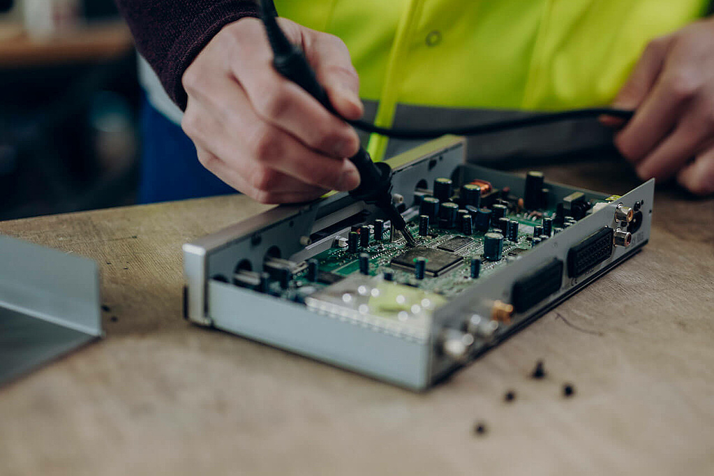 Ein technisches Gerät wird in einem Repair Café repariert repariert