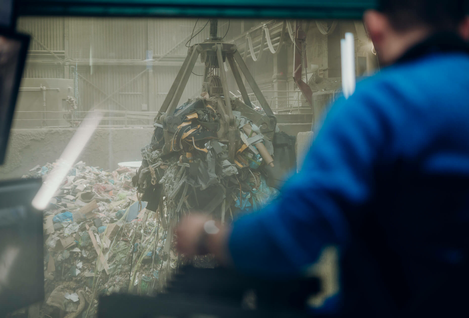 Mitarbeiter im ZAK Müllheizkraftwerk Kempten bewegt den Kran