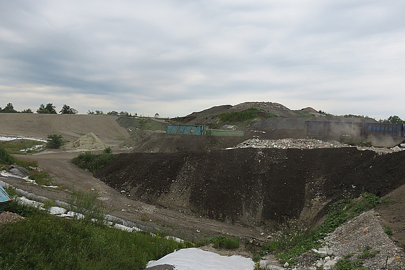 Auffahrt aus einer Grube in der Bauschuttdeponie in Steinegaden