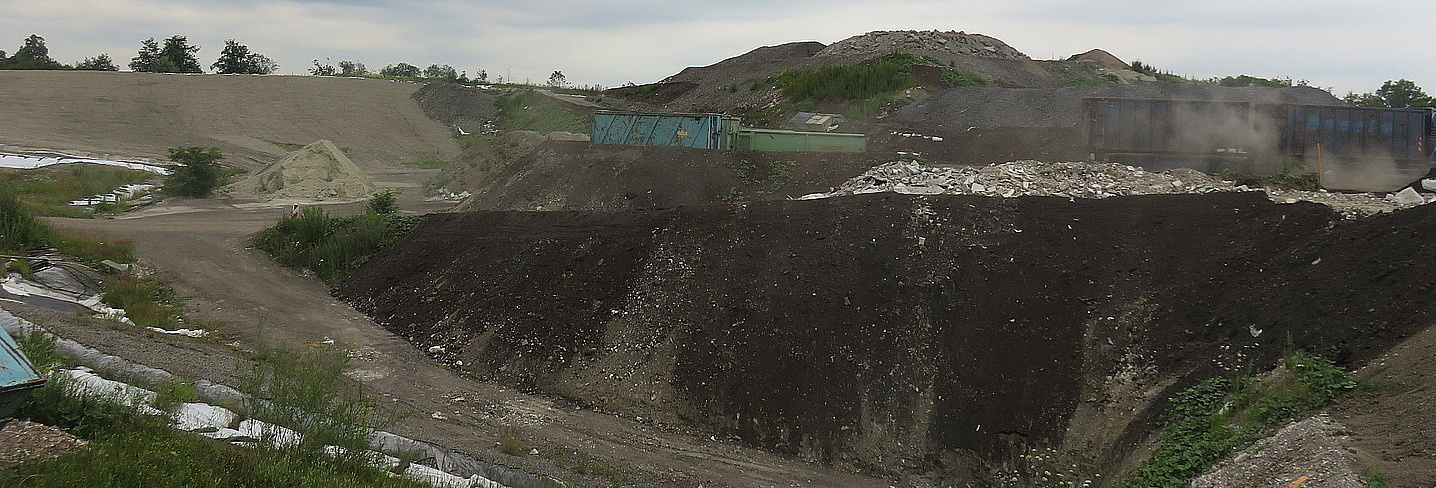 Auffahrt aus einer Grube in der Bauschuttdeponie in Steinegaden