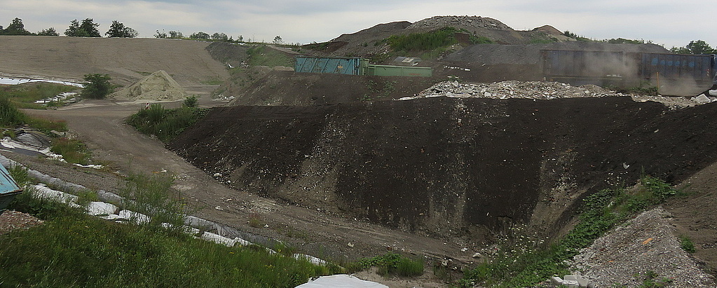 Auffahrt aus einer Grube in der Bauschuttdeponie in Steinegaden