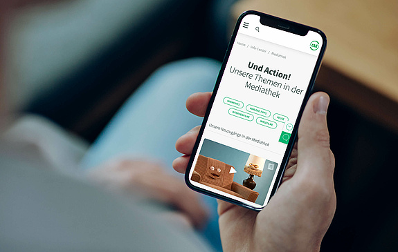Bürger sieht sich die ZAK Mediathek auf seinem Smartphone an