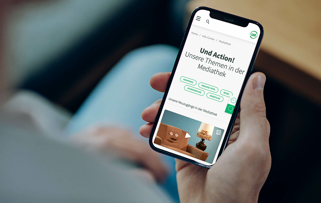 Bürger sieht sich die ZAK Mediathek auf seinem Smartphone an