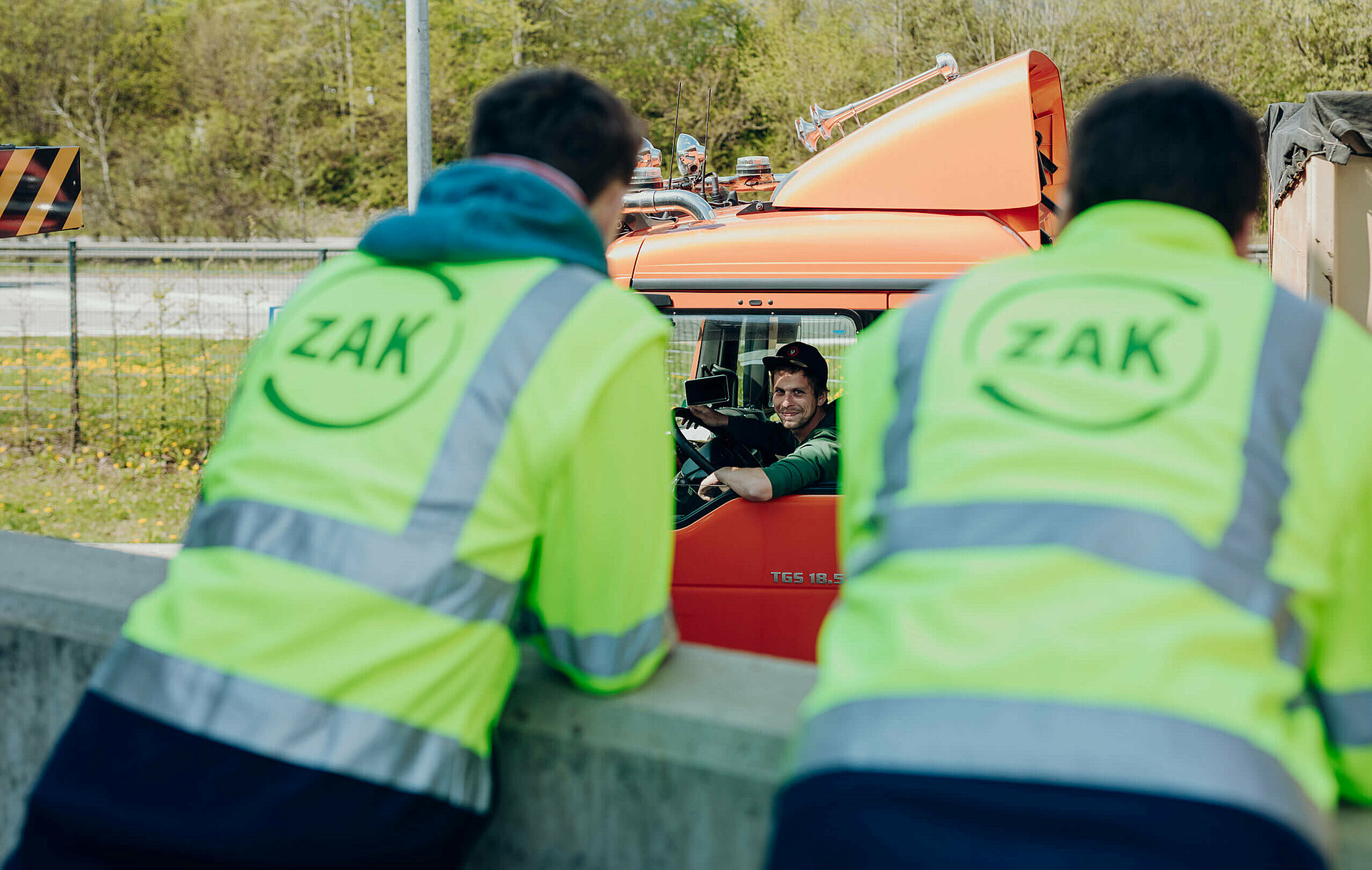 Unterhaltung zwischen ZAK-Mitarbeitern und einem LKW-Fahrer auf einem Wertstoffhof