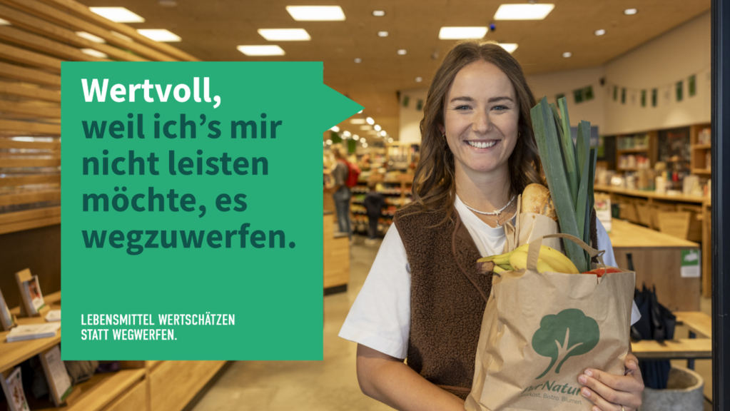 Motiv zur Kampagne "Lebensmittel wertschätzen statt wegwerfen". Es ist eine Studentin zusehen, die sagt: "Wertvoll, weil ich's mir nicht leisten möchte, es wegzuwerfen."