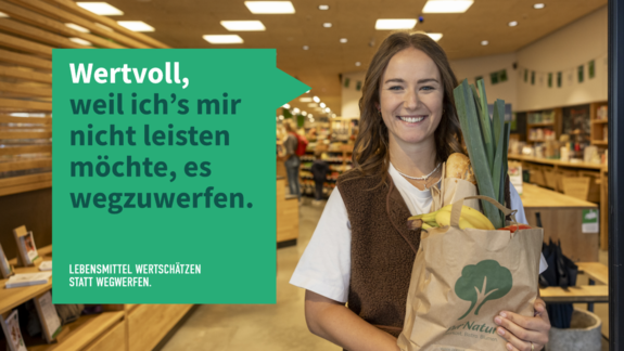 Motiv zur Kampagne "Lebensmittel wertschätzen statt wegwerfen". Es ist eine Studentin zusehen, die sagt: "Wertvoll, weil ich's mir nicht leisten möchte, es wegzuwerfen."