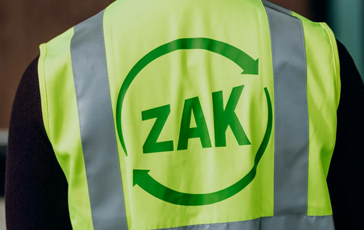 ZAK Logo auf der Weste eines Mitarbeiters am Wertstoffhof