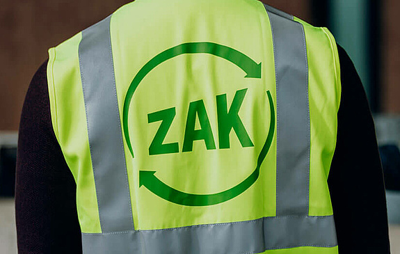 ZAK Logo auf der Weste eines Mitarbeiters am Wertstoffhof