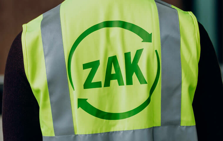 ZAK Logo auf der Weste eines Mitarbeiters am Wertstoffhof