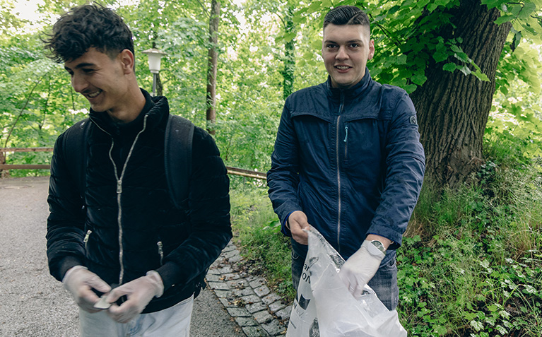 Zwei Jungs beteiligen sich an der Aktion "Sauberes Allgäu" 