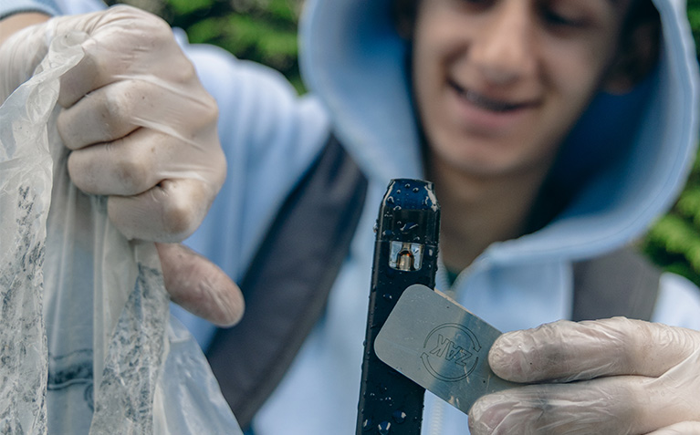Eine E-Zigaretten wird aufgesammelt und später fachgerecht entsorgt