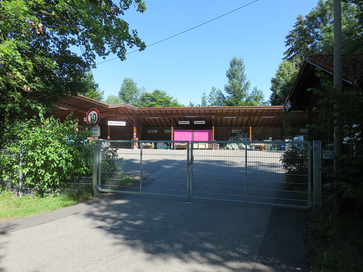 Einfahrt zum Wertstoffhof in Haldenwang