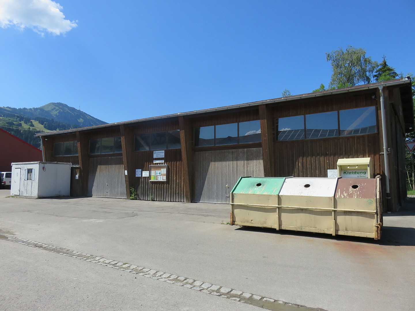Einfahrt zum Wertstoffhof in Rettenberg