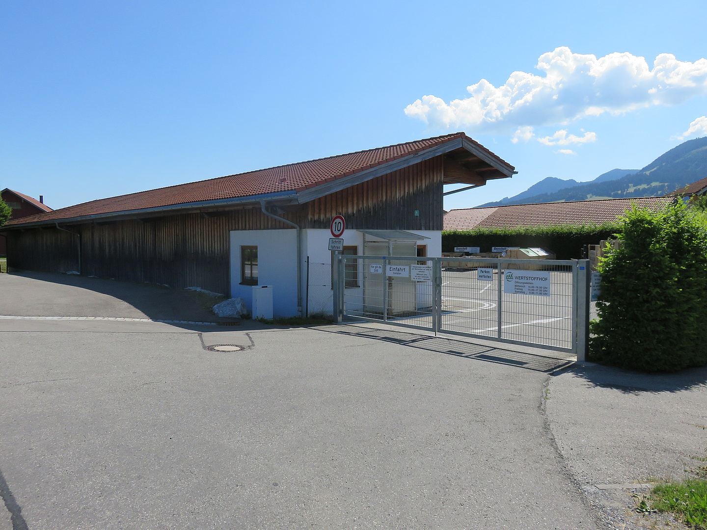 Einfahrt zum Wertstoffhof in Wertach