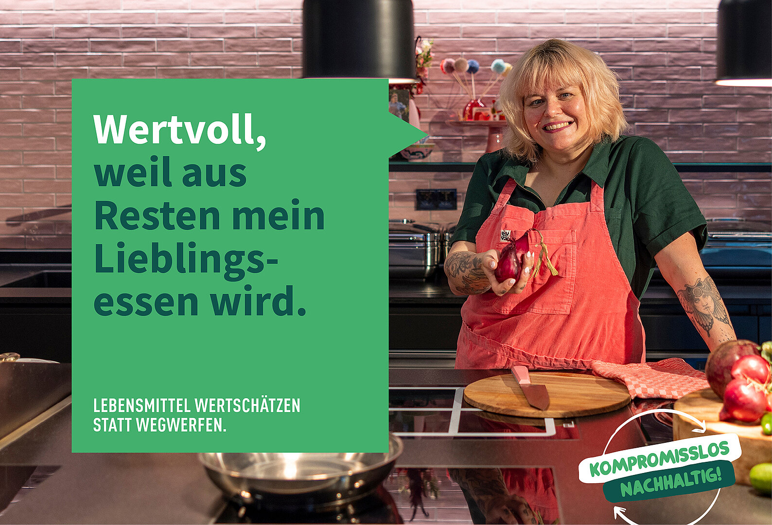 Motiv zur Kampagne "Lebensmittel wertschätzen statt wegwerfen". Es ist eine Köchin zusehen, die sagt: "Wertvoll, weil aus Resten mein Lieblingsessen wird."